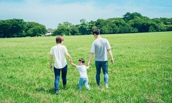 親を「パパ」「ママ」と呼ぶのをやめるのはいつ? 「恥ずかしくなった」「子供ができた」…呼び方の変化で見える家族の形【読者アンケート結果発表】